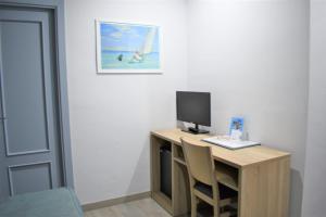 Televízia a/alebo spoločenská miestnosť v ubytovaní Ramblas Hotel