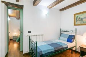Posteľ alebo postele v izbe v ubytovaní Vittorio Emanuele & Via Roma Colorful Apartment