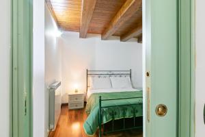 Posteľ alebo postele v izbe v ubytovaní Vittorio Emanuele & Via Roma Colorful Apartment