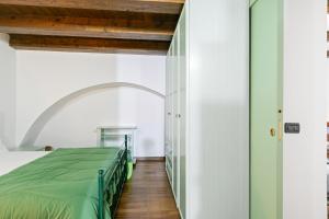 Posteľ alebo postele v izbe v ubytovaní Vittorio Emanuele & Via Roma Colorful Apartment