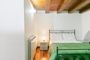 Posteľ alebo postele v izbe v ubytovaní Vittorio Emanuele & Via Roma Colorful Apartment