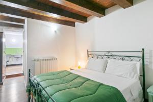 Posteľ alebo postele v izbe v ubytovaní Vittorio Emanuele & Via Roma Colorful Apartment