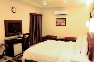 Giường trong phòng chung tại Hotel One DG Khan