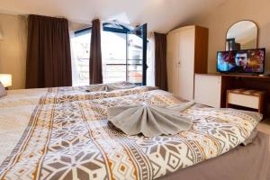 Ліжко або ліжка в номері The Perfect One-Bedroom Maisonette in Plovdiv