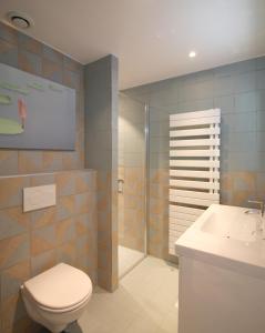 Ένα μπάνιο στο Apartments Paris Centre - At Home Hotel