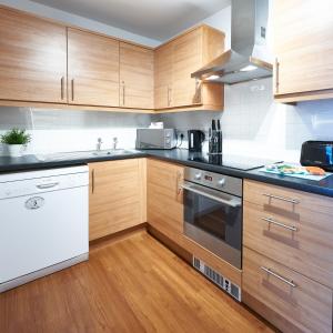 A kitchen or kitchenette at The Hub Serviced Apartments- Shortstay MK 