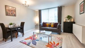 A seating area at The Hub Serviced Apartments- Shortstay MK 