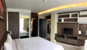 Postel nebo postele na pokoji v ubytování Avatar Suites Hotel - SHA Extra Plus