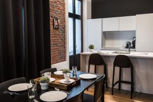 cocina y comedor con mesa y sillas en Smartflats - Bourse Brussels en Bruselas