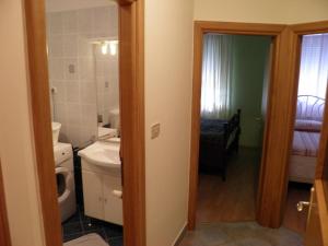 Phòng tắm tại Apartment Mladinic Brac +5 ảnh