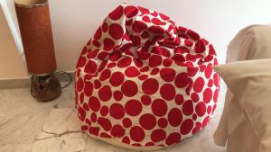 un sac à points rouge et blanc de polka assis sur un comptoir dans l'établissement Questa casa non è un albergo CIU-ATR 9390-9, à Rome