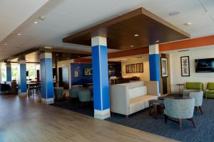 Et opholdsområde på Holiday Inn Express & Suites McKinney - Frisco East, an IHG Hotel