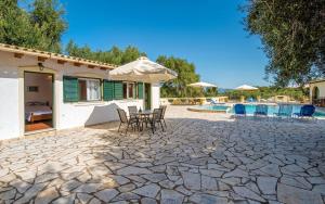 Bazén v ubytování Olympia Paxos Villas & Apartments nebo v jeho okolí
