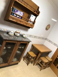 Habitación con encimera, mesa y taburete en nice apartment Don Santiago, en Santiago de Compostela