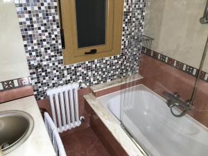 a bathroom with a sink and a bath tub at nice apartment Don Santiago in Santiago de Compostela