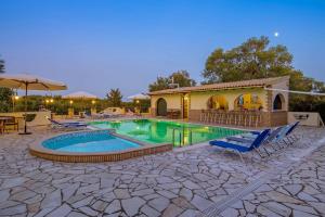 Bazén v ubytování Olympia Paxos Villas & Apartments nebo v jeho okolí