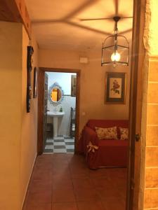 - un couloir menant à une chambre avec un lit et un lavabo dans l'établissement La Casa del Cartero Pablo, à Saldaña de Ayllón