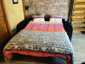 イスラ・クリスティナにあるApartamento MUY DIVERTIDOのベッド(カラフルな毛布付)