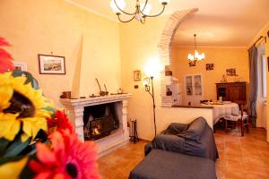 - un salon avec un canapé et une cheminée dans l'établissement Relax nell' Antico Borgo, à Casperia