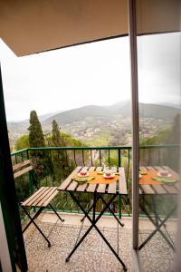 d'une table et de chaises sur un balcon avec vue. dans l'établissement Relax nell' Antico Borgo, à Casperia