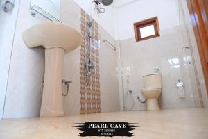 Bilik mandi di Pearl Cave Cabanas & Resturant