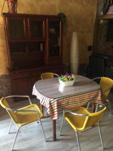 イスラ・クリスティナにあるApartamento MUY DIVERTIDOのテーブルと椅子、花鉢