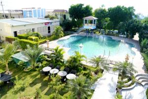 Bazén v ubytování Hotel Rani Bagh Resort nebo v jeho okolí + 9 fotografií