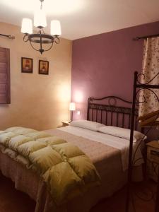 A bed or beds in a room at La Casa del Cartero Pablo