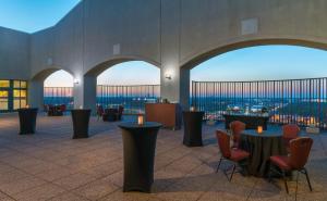 スプリングフィールドにあるCrowne Plaza Springfield Convention Center, an IHG Hotelの海の景色を望むロビー(テーブル、椅子付)