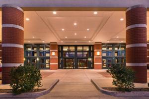 スプリングフィールドにあるCrowne Plaza Springfield Convention Center, an IHG Hotelの煉瓦の柱が二本ある建物の空ロビー