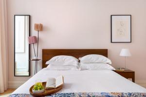 リスボンにあるChiado Apartments by Courtesy Morningの白いベッド(フルーツのトレイ付)