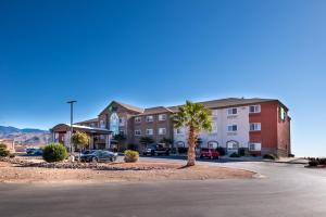 a palm tree sitting in the middle of a street at Holiday Inn Express & Suites Alamogordo Highway 54/70 by IHG in Alamogordo