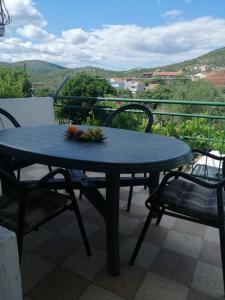 einen Tisch mit einer Obstschale auf dem Balkon in der Unterkunft Apartments Anka - comfortable and affordable in Marina