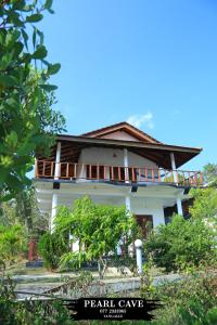 Bangunan di mana terletaknya rumah tamu ini