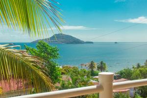 una vista del océano desde un balcón en Cerrito Tropical Eco Lodge, en Taboga