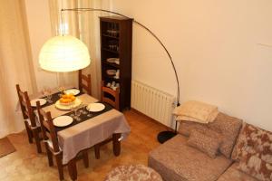 un soggiorno con tavolo e sedia di Casa Antonia a Sóller