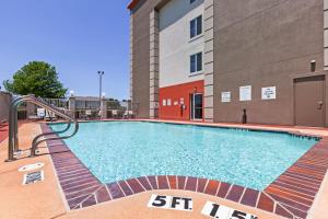 Piscina a Holiday Inn Express Hotel & Suites Dallas Lewisville, an IHG Hotel o a prop