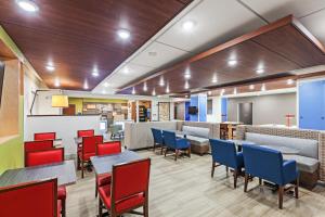 un comedor con mesas y sillas azules en Holiday Inn Express Hotel & Suites Dallas Lewisville, an IHG Hotel, en Lewisville