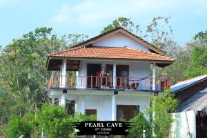 Bangunan di mana terletaknya rumah tamu ini