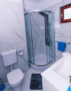 Koupelna v ubytování Apartments Samac