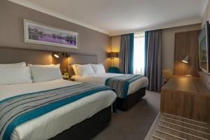 Ліжко або ліжка в номері Holiday Inn Nottingham, an IHG Hotel