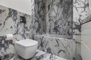 a bathroom with a toilet and a bath tub at Ando Living - São Nicolau Townhouse in Lisbon