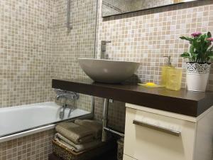 A bathroom at Varosha Combarro
