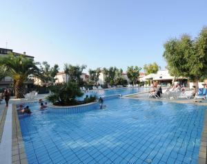 - une piscine dans un complexe avec des personnes dans l'établissement Camping & Village Eucaliptus, à Alba Adriatica