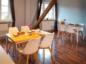 ein Esszimmer mit einem Tisch und Stühlen in der Unterkunft Bett4-you Pinneberg - Prisdorf in Prisdorf