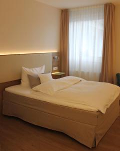Postel nebo postele na pokoji v ubytování Stüttgens Hotel