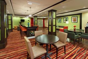 מסעדה או מקום אחר לאכול בו ב-Holiday Inn Express & Suites Houston East - Baytown, an IHG Hotel
