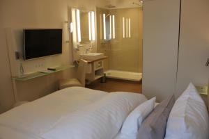 Postel nebo postele na pokoji v ubytování Stüttgens Hotel