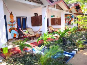 una casa con un jardín delante de ella en Star Rest Beach Hotel, en Arugam Bay