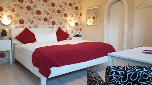 a bedroom with a bed with a red blanket at Gästehaus am Sonnenhügel in Bad Orb